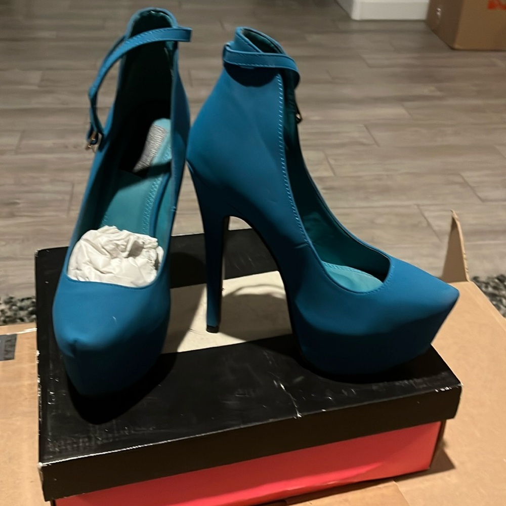 Brand new, box included. Platform. 6 inch heel height.
